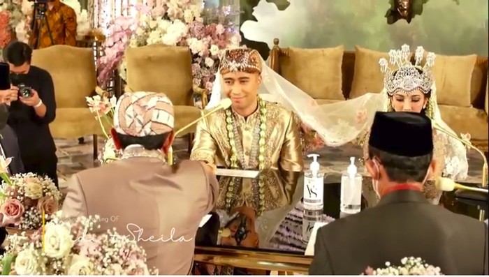 Salah satu yang menarik perhatian, ternyata Vidi Aldiano tak main-main dalam memberikan mahar. Pria berusia 31 tahun ini memberikan mahar US$1000 dan 501 poundsterling kepada Sheila. (Foto: YouTube Vidi Aldiano)