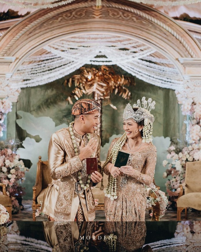 Mengingat situasi yang masih dalam pandemi Covid-19, acara pernikahan Vidi dan Sheila hanya dihadiri oleh keluarga dan kerabat terdekat saja. Walau begitu, keduanya tetap memberikan akses untuk para penggemarnya ikut berbahagia dan mengirimkan doa lewat live streaming di kanal YouTubenya, Vidi Aldiano. (Foto: Instagram.com/vidialdiano)