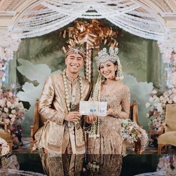 img-title Sah! 5 Potret Pernikahan Vidi Aldiano dan Sheila Dara Aisha, Penuh Senyum dan Tawa Bahagia Sepanjang Acara