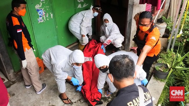 Pembunuhan seorang istri menggegerkan satu kampung warga Semarang. Polisi mendapati lima tusukan di leher korban yang meregang nyawa kehabisan darah.