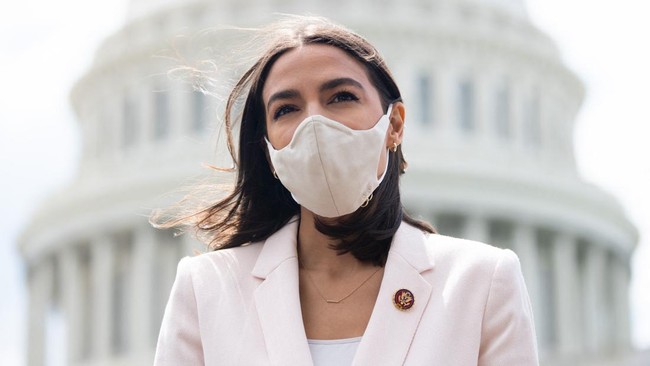 Anggota DPR Amerika Serikat, Alexandria Ocasio-Cortez (AOC), berpesan agar masyarakat tak meremehkan Covid-19 varian omicron.