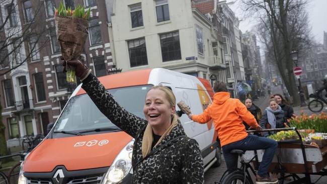 FOTO: Bunga Tulip Gratis, Pengobat Hati Warga Belanda Usai Lockdown