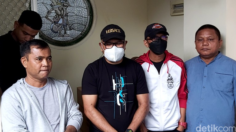 Doddy Sudrajat dan Faisal salaman