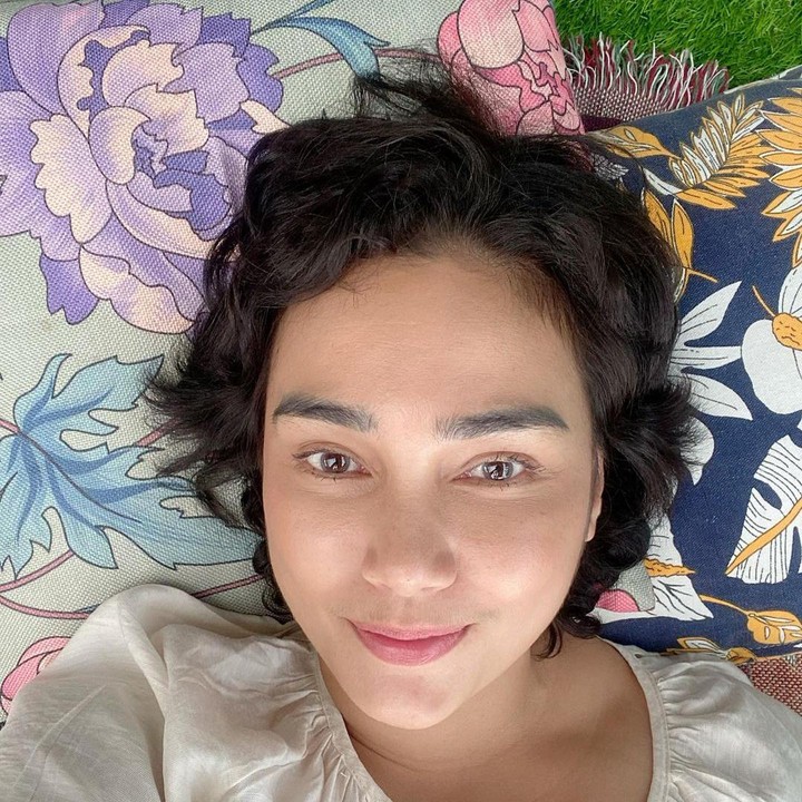 <p>Feby lalu buka-bukaan tantang kondisi kesehatannya. Istri Franky Sihombing ini didiagnosis kanker ovarium stadium 1 C. Ia pun menjalani kemoterapi untuk proses penyembuhan. (Foto: Instagram @febyfebiola_)</p>