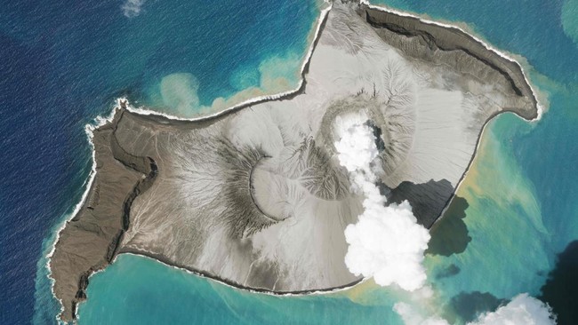 Letusan gunung api Hunga-Tonga-Hunga-Ha'apai picu tsunami di kawasan Pasifik, Sabtu (15/1). Ada beberapa fakta dari letusan gunung api tersebut.