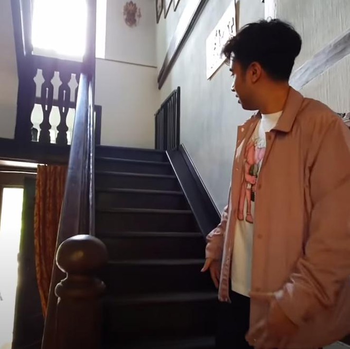 <p>Kastil milik keluarga Vidi ini telah dibangun sejak tahun 1300-an. Salah satu bagian tertua kastil adalah tangga dalam rumah yang tak pernah diubah atau direnovasi. (Foto: YouTube Vidi Aldiano)</p>