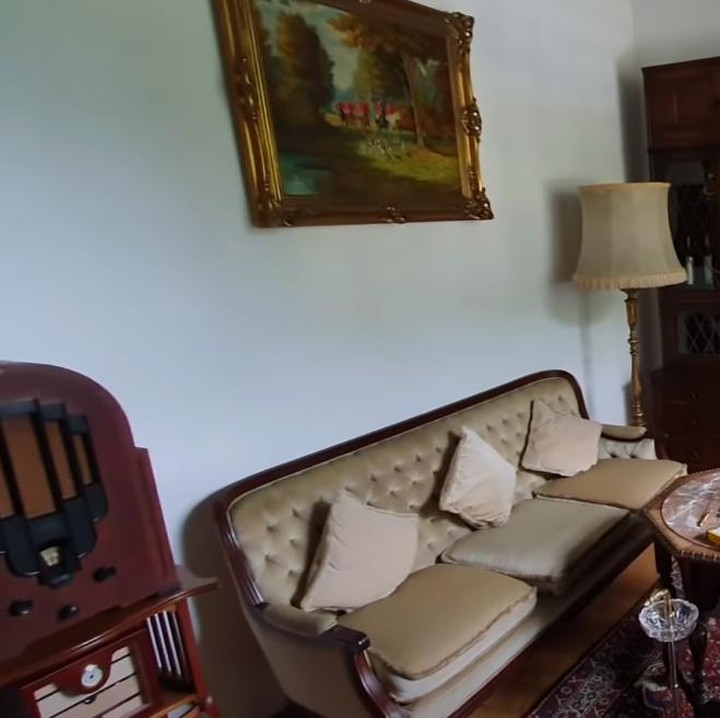 <p>Di lantai dua kastil ada ruang khusus untuk merokok nih. Di ruangan ini, kita bisa melihat pemandangan di luar kastil yang indah. (Foto: YouTube Vidi Aldiano)</p>