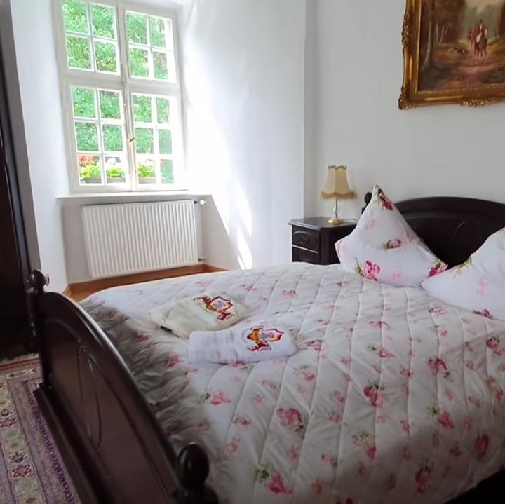 <p>Kastil ini memiliki beberapa kamar yang bernuansa klasik. Dibandingkan ruangan lain, kamar di kastil ini tampak sepi dari hiasan barang-barang antik. (Foto: YouTube Vidi Aldiano)</p>