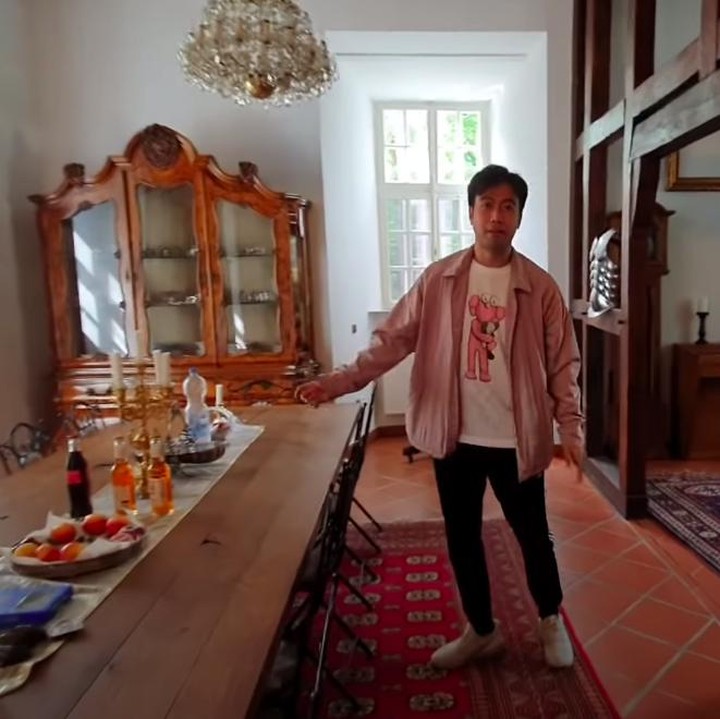 <p>Di dalam kastil terdapat banyak barang-barang antik dan kuno. Barang-barang ini banyak ditemukan di lantai satu kastil. (Foto: YouTube Vidi Aldiano)</p>