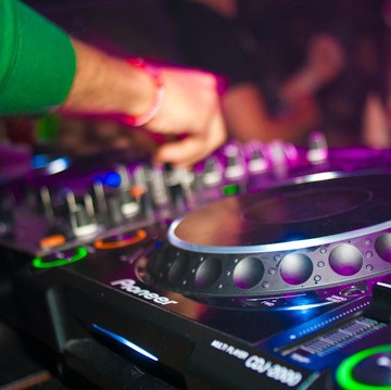 Selamat Ulang Tahun Calvin Harris, Capricorn yang Terkenal sebagai DJ Terkaya di Dunia