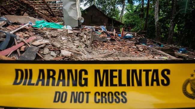 J, ibu rumah tangga usia 43 tahun ditemukan tewas setelah bom ikan diduga hasil rakitannya, meledak di rumahnya sendiri, Desa Lolisang, Bulukumba, Sulsel.