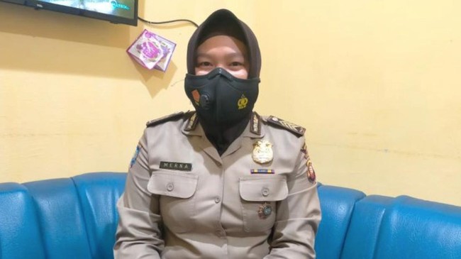 Bripka Mernawati terlahir dari ibu Tionghoa dan bapak Jawa. Polwan ini mengedukasi warga Singkawang soal vaksinasi dengan bahasa daerah China, Kek.
