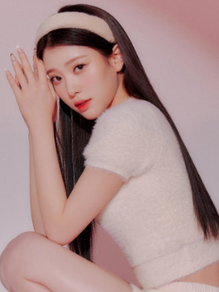 Setelah debut bersama Kep1er pada Senin, (3/1) 2022 lalu, popularitas Xiaoting semakin meningkat. Namanya menjadi topik hangat para K-Popers, terutama photocard-nya yang menarik perhatian dengan visual cantiknya./ Foto: twitter.com/official_kep1er