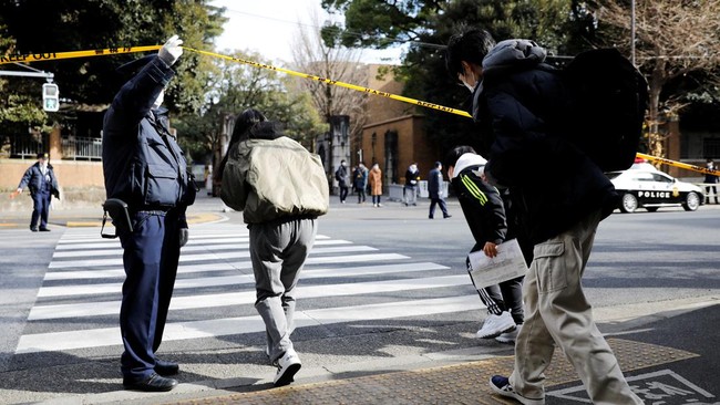 FOTO: Aksi Penikaman Warnai Ujian Masuk Universitas di Tokyo
