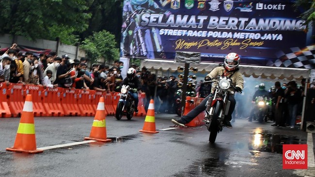 Kegiatan Salat Iduladha di Kota Makassar, Sulawesi Selatan diganggu dengan aksi balap liar hingga mengakibatkan terjadinya kemacetan.