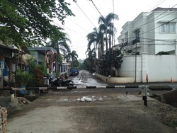 Tanggul Tengah Jalan di Pondok Bambu Bikin Warga Resah Dirobohkan!