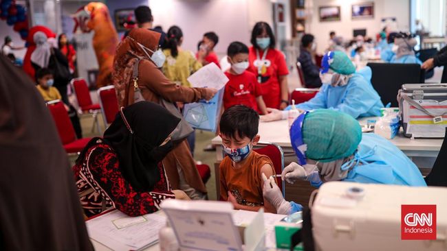 Orang tua dianjurkan memastikan kelengkapan vaksin anak. Ada sederet bahaya mengintai anak tidak vaksin.