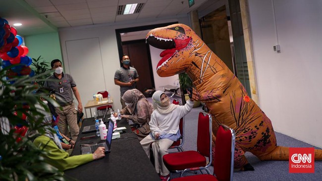 FOTO: Nakes Pakai Topeng Superhero Hibur Anak Vaksin Covid-19