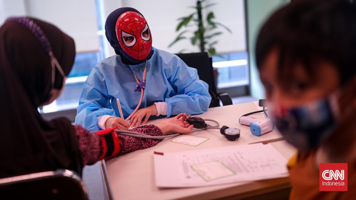 FOTO: Nakes Pakai Topeng Superhero Hibur Anak Vaksin Covid-19