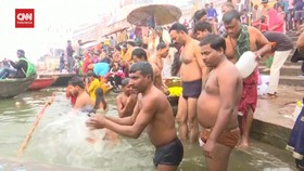 VIDEO: Abaikan Risiko Covid-19, Warga India Padati Sungai Gangga