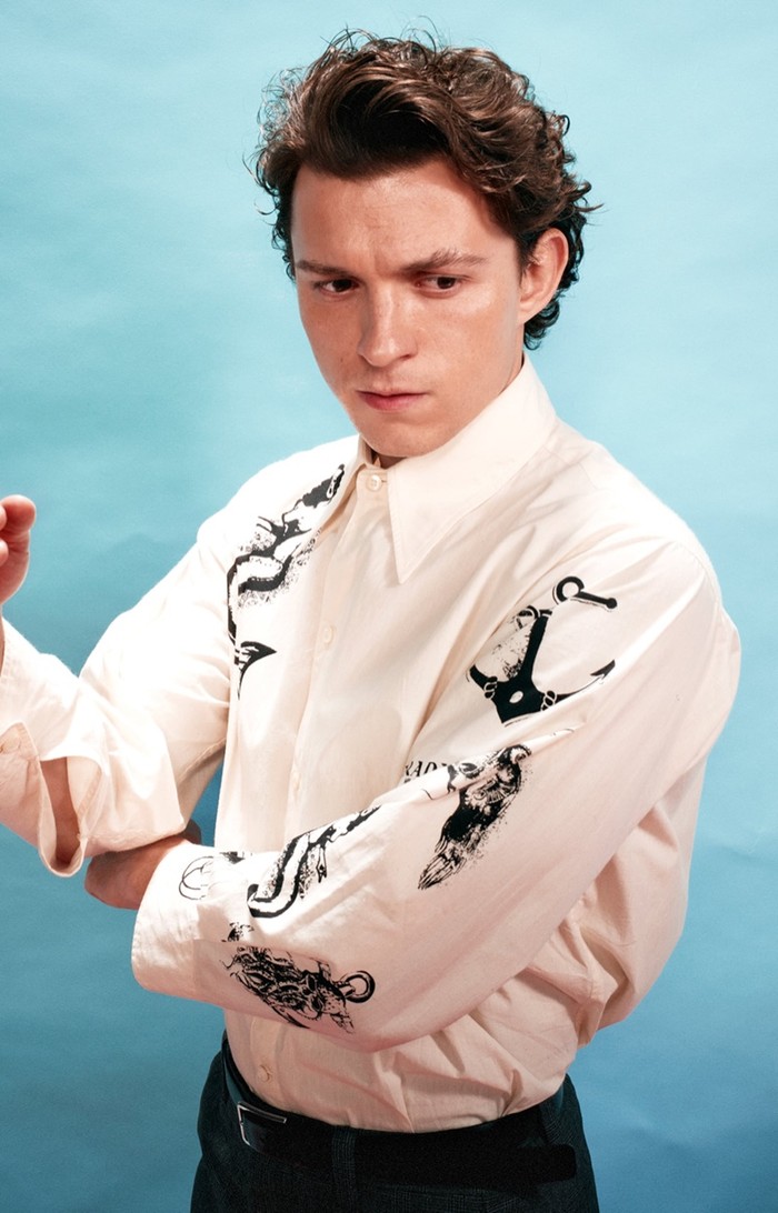 Prada sendiri sering mendaulat para aktor dalam foto iklannya. Sebelum Tom Holland, aktor lain yang pernah terlibat antara lain Eddie Redmayne dan Ansel Elgort. Foto: David Sims/Prada