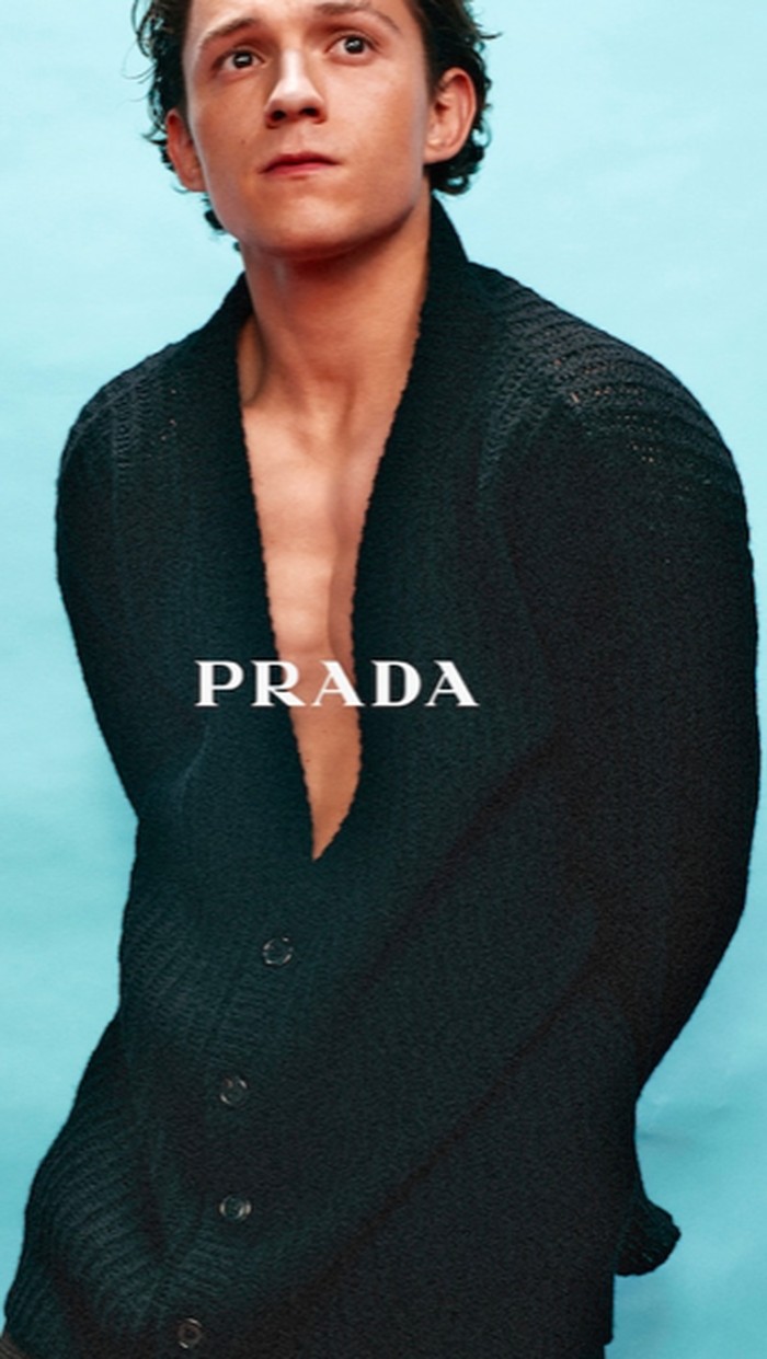 Didominasi busana kasual, Tom Holland tampil santai dalam balutan kardigan. Foto: Dok. Prada/David Sims