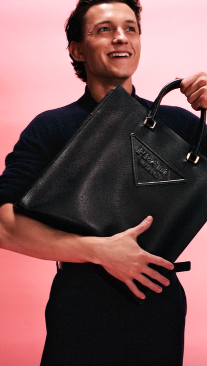 Turut menampilkan koleksi aksesori, ini merupakan kali pertama aktor pemeran tokoh Spider Man tersebut menjadi bintang iklan Prada. Foto: Dok. Prada/David Sims