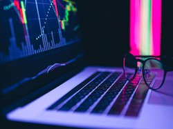 OJK Serius Tabuh Genderang Perang Lawan Binomo cs dan Robot Trading
