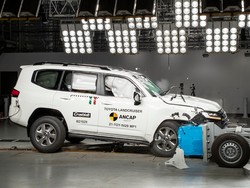Baru Meluncur di Indonesia, Land Cruiser Diuji Tabrak, Ini Hasilnya
