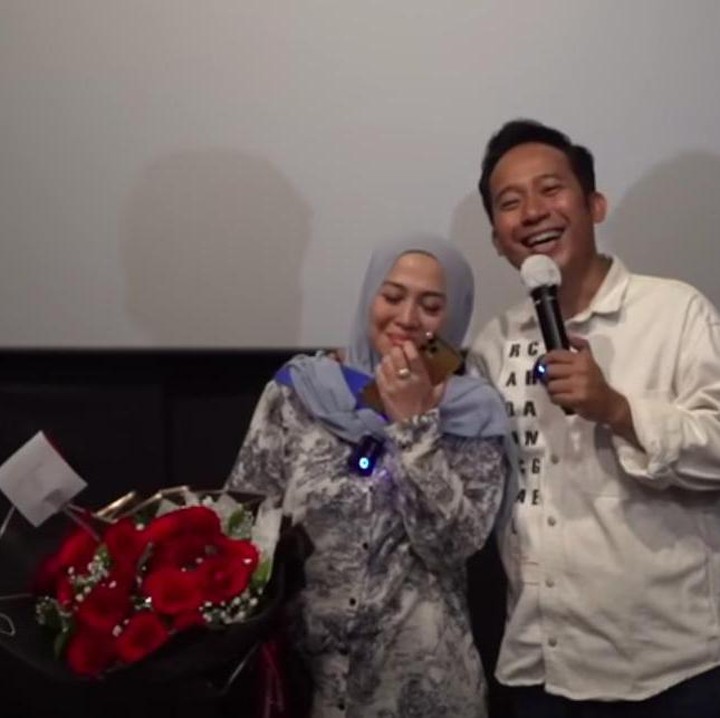 <p>Denny Cagur belum lama ini memberikan kejutan mewah pada istrinya, Shanty Denny. Diketahui, Shanty berulang tahun ke-38 pada 10 Januari lalu. (Foto: YouTube DENNY CAGUR TV)</p>
