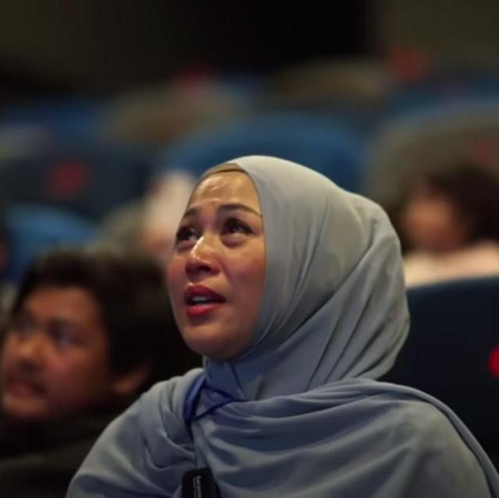 <p>Rupanya film tersebut merupakan video spesial persembahan dari Denny Cagur dan anak-anak untuk Shanty. Video tersebut menampilkan foto-foto jadul Shanty dan awal pernikahan mereka. (Foto: YouTube DENNY CAGUR TV)</p>
