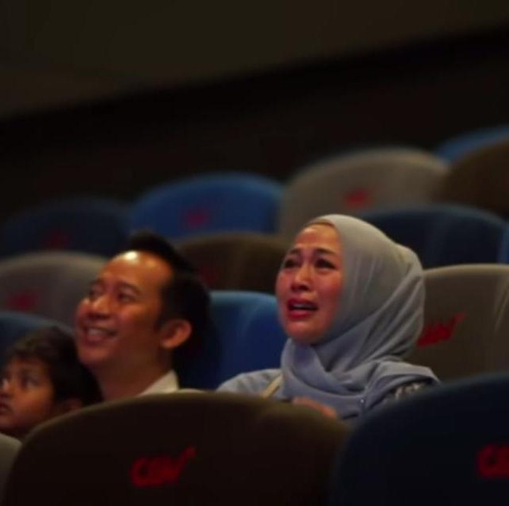 <p>Momen penuh kejutan itu diabadikan Denny Cagur melalui video YouTube, Bunda. Tepat di hari ulang tahunnya, Shanty diajak Denny ke bioskop untuk menyaksikan film. (Foto: YouTube DENNY CAGUR TV)</p>