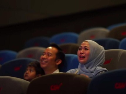 7 Momen Denny Cagur Beri Kejutan Istri Ultah, Sewa Satu Bioskop Bun