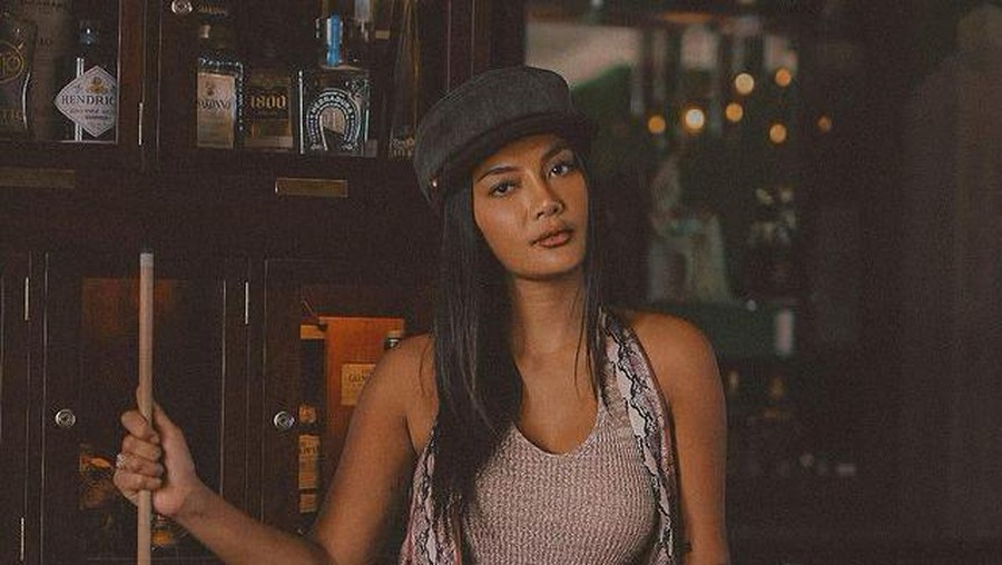 Erika Carlina baru saja membeberkan fakta yang bikin para netizen iri bahwa ia di DM oleh Charlie Puth. Yuk intip pesona Erika!