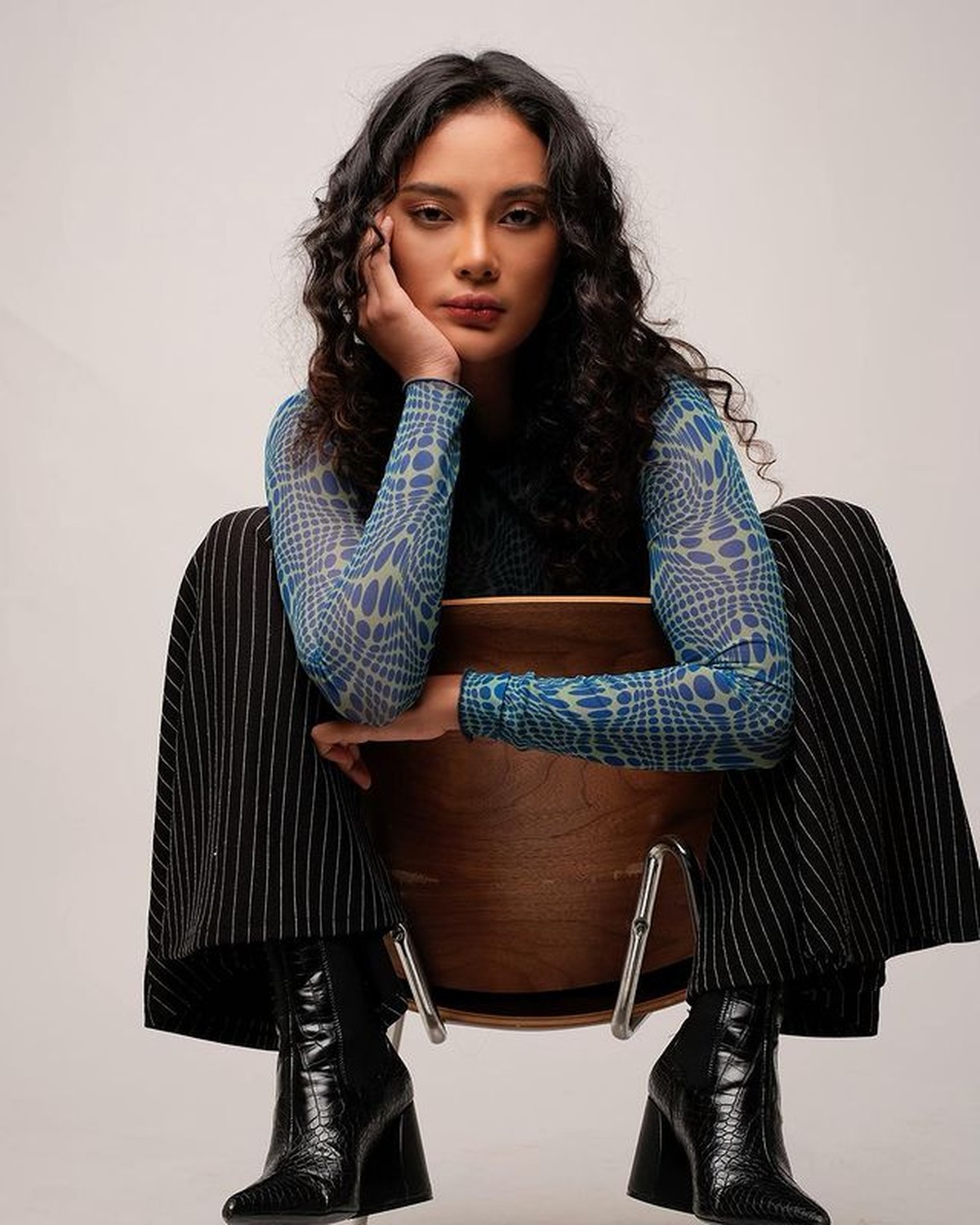 Erika Carlina baru saja membeberkan fakta yang bikin para netizen iri bahwa ia di DM oleh Charlie Puth&period; Yuk intip pesona Erika&excl;