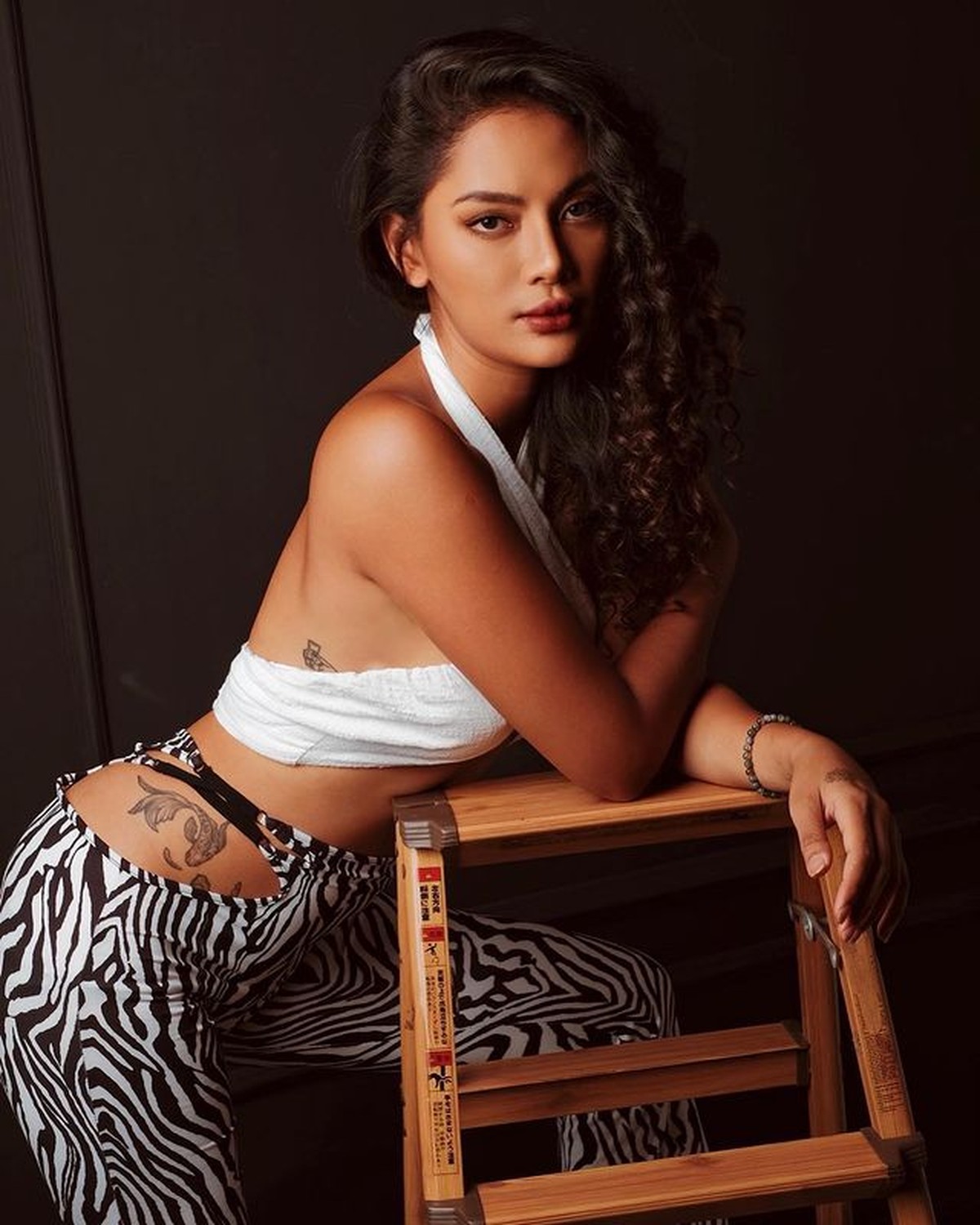 Erika Carlina baru saja membeberkan fakta yang bikin para netizen iri bahwa ia di DM oleh Charlie Puth&period; Yuk intip pesona Erika&excl;