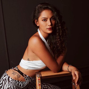 7 Pesona Erika Carlina Aktris Cantik Bertato yang Didekati Charlie Puth