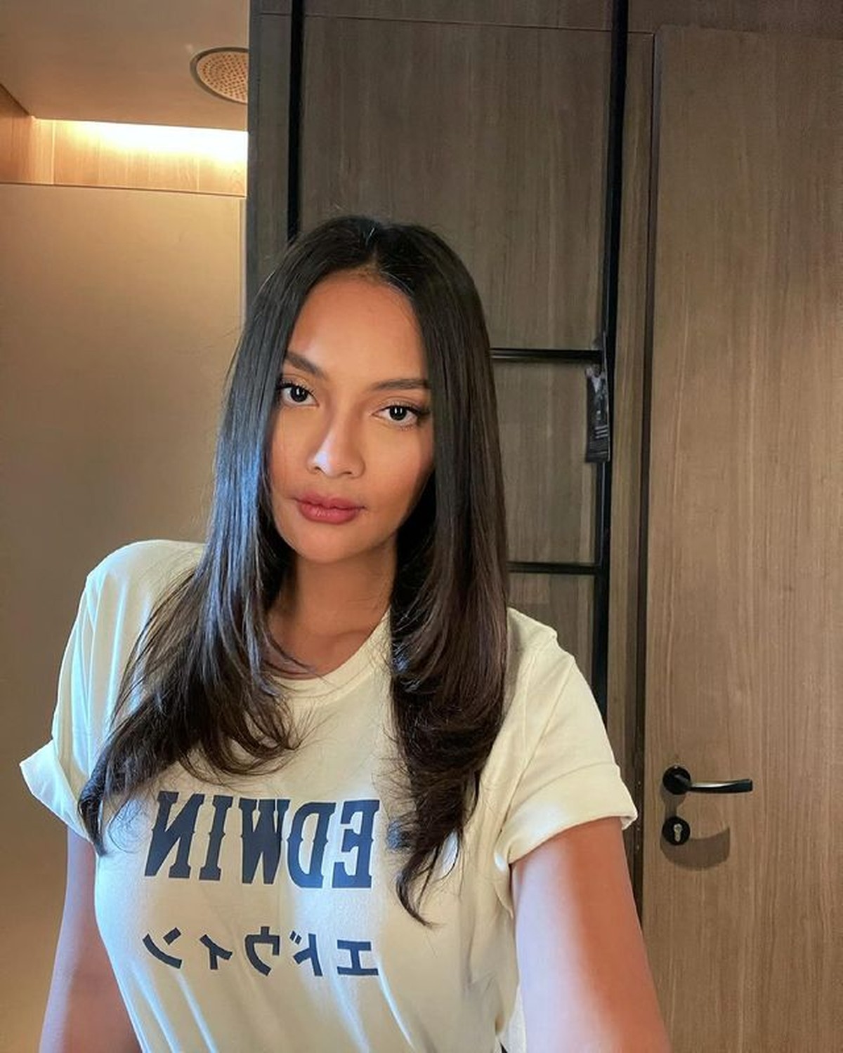 Erika Carlina baru saja membeberkan fakta yang bikin para netizen iri bahwa ia di DM oleh Charlie Puth&period; Yuk intip pesona Erika&excl;