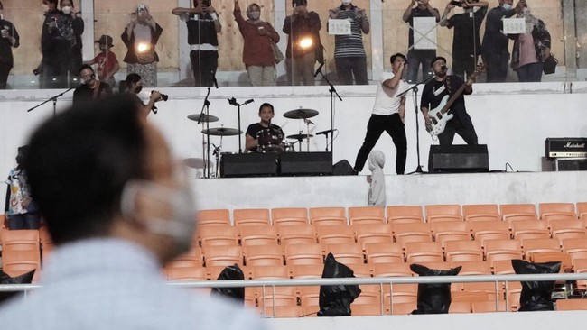 Ketua FPDIP, Gembong Warsono menilai langkah Anies Baswedan menyaksikan grup band Nidji di JIS adalah langkah politis untuk menyindir Ketum PSI Giring Ganesha.
