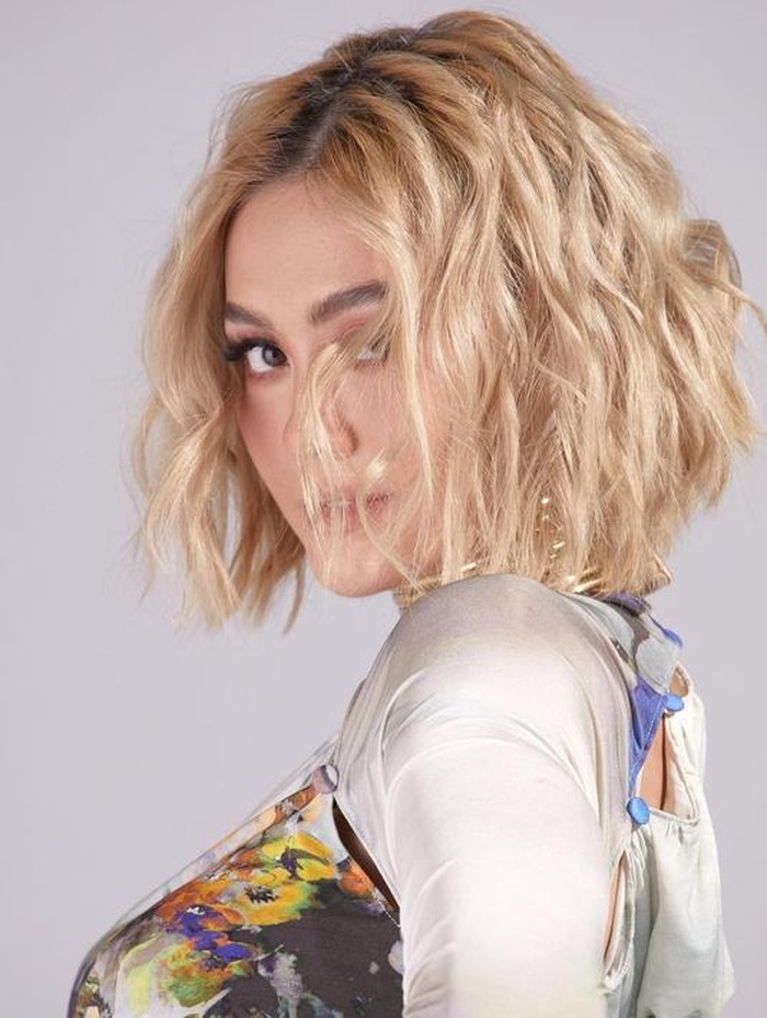 Bahkan warna rambut blonde nya sangat cocok dengan makeup yang ia kenakan. Agnez Mo selalu standout dalam tampilannya. (@composure.mag)