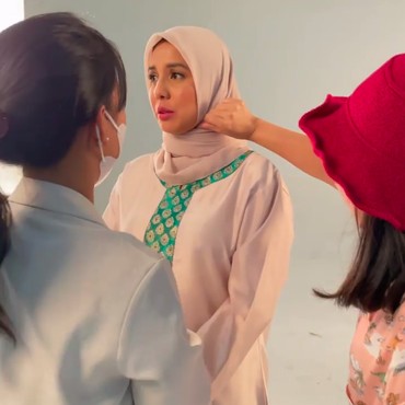 Belajar Pakai Hijab, Tya Ariestya Banjir Dukungan
