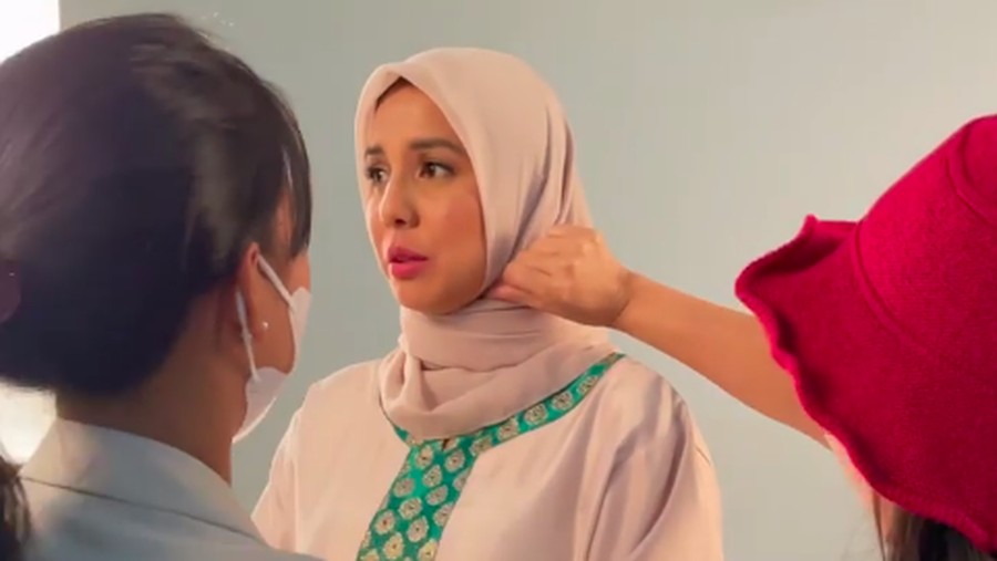 Belajar Pakai Hijab, Tya Ariestya Banjir Dukungan