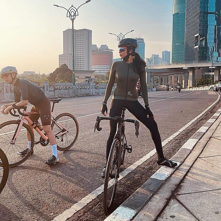 <p>Di kehidupan sehari-harinya, Dita Anggraeni juga rutin berolahraga. Ia sering bersepeda dan berlatin tinju, Bunda. (Foto: Instagram @ditaofficial.id)</p>