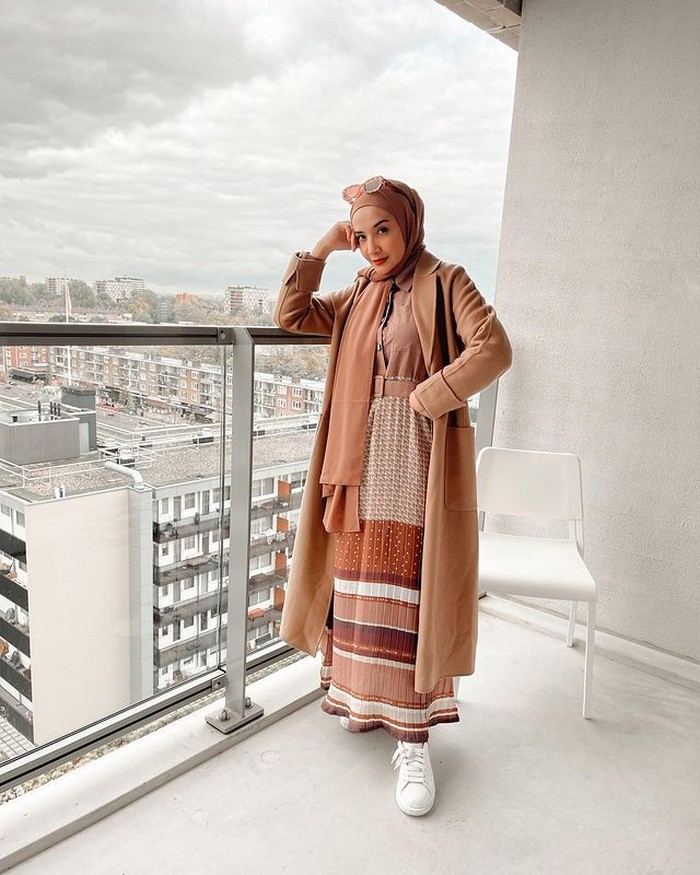Earth tone colour kali ini Zaskia memilih dress bermotif yang dipadukan dengan luaran panjang berwarna coklat muda. Jangan lupa untuk kenakan sneakers favoritmu untuk menambah kenyamanan seperti Zaskia Sungkar pada foto di atas. (@zaskiasungkar15)