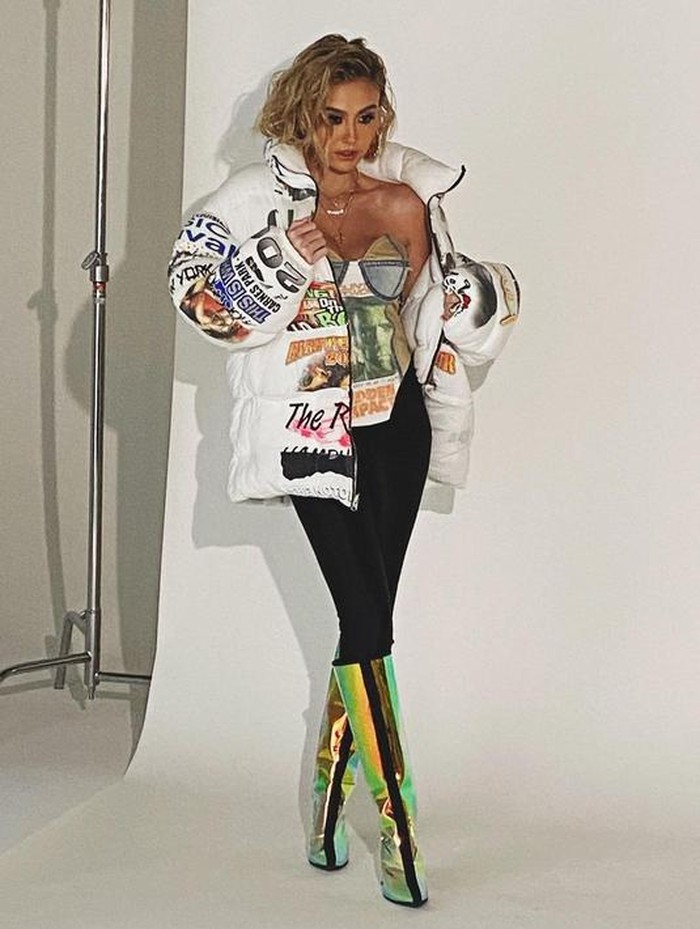 Gayanya yang selalu enerjik dan mempesona memperlihatkan kepribadiannya yang penuh percaya diri. Ia terlihat begitu berkelas. (@agnezmo)
