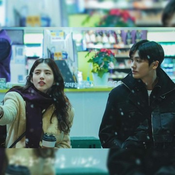 img-title Dari Teman Hingga Pacaran, Han So Hee dan Park Hyung Sik Tampil Romantis di Drama Soundtrack #1