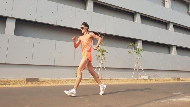 Hendro Yap adalah raja jalan cepat di Asia Tenggara. Kariernya berliku dan penuh perjuangan sampai akhirnya ia berdiri di podium kemenangan.