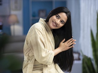 Sering Catok Rambut? Jangan Lupakan Dua Produk Ini Sebelum dan Sesudahnya
