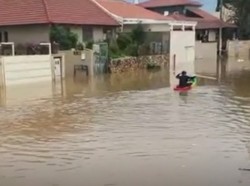 Israel Dilanda Banjir, Warga Berkeliling Kota Menggunakan Perahu