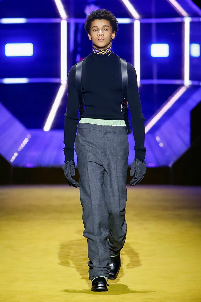 Memeragakan busana kasual di fashion show Prada, aktor berusia 18 tahun Jaden Michael sempat memerankan atlet Colin Kaepernick di serial